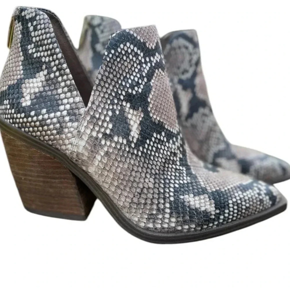 Vince Camuto Snakeskin Gidgeta Bootie Size 7.5M - Picture 1 of 6